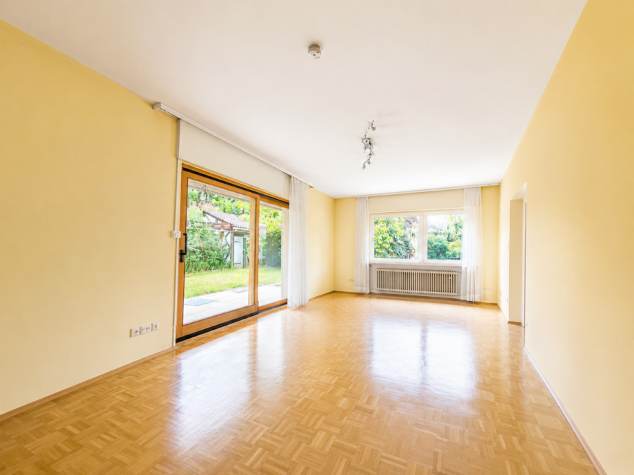 Wohnzimmer mit bodentiefen, gro�en Glasschiebet�ren und direktem Zugang zum Garten Einfamilienhaus Bad Schwalbach